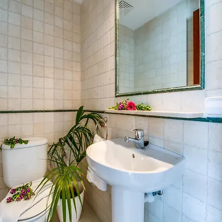 Apartamento Sunny Retreat With Roof Terrace *